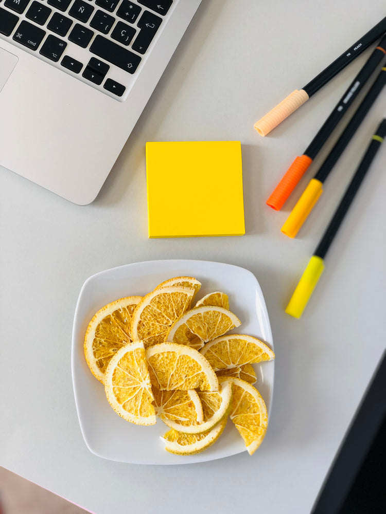 
                  
                    naranja liofilizada como snack en una oficina
                  
                